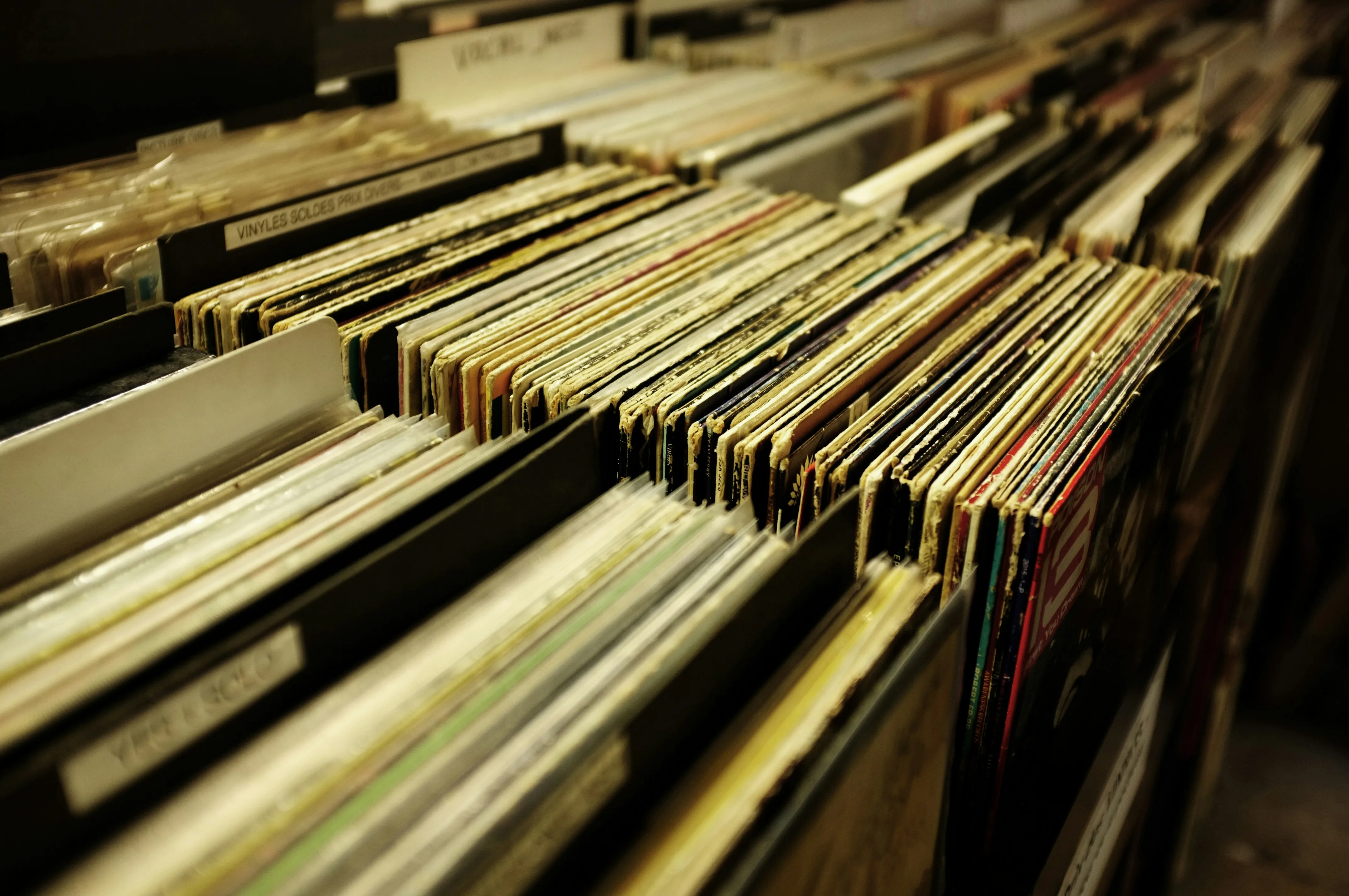 レコードショップに並ぶ多数のアナログレコード