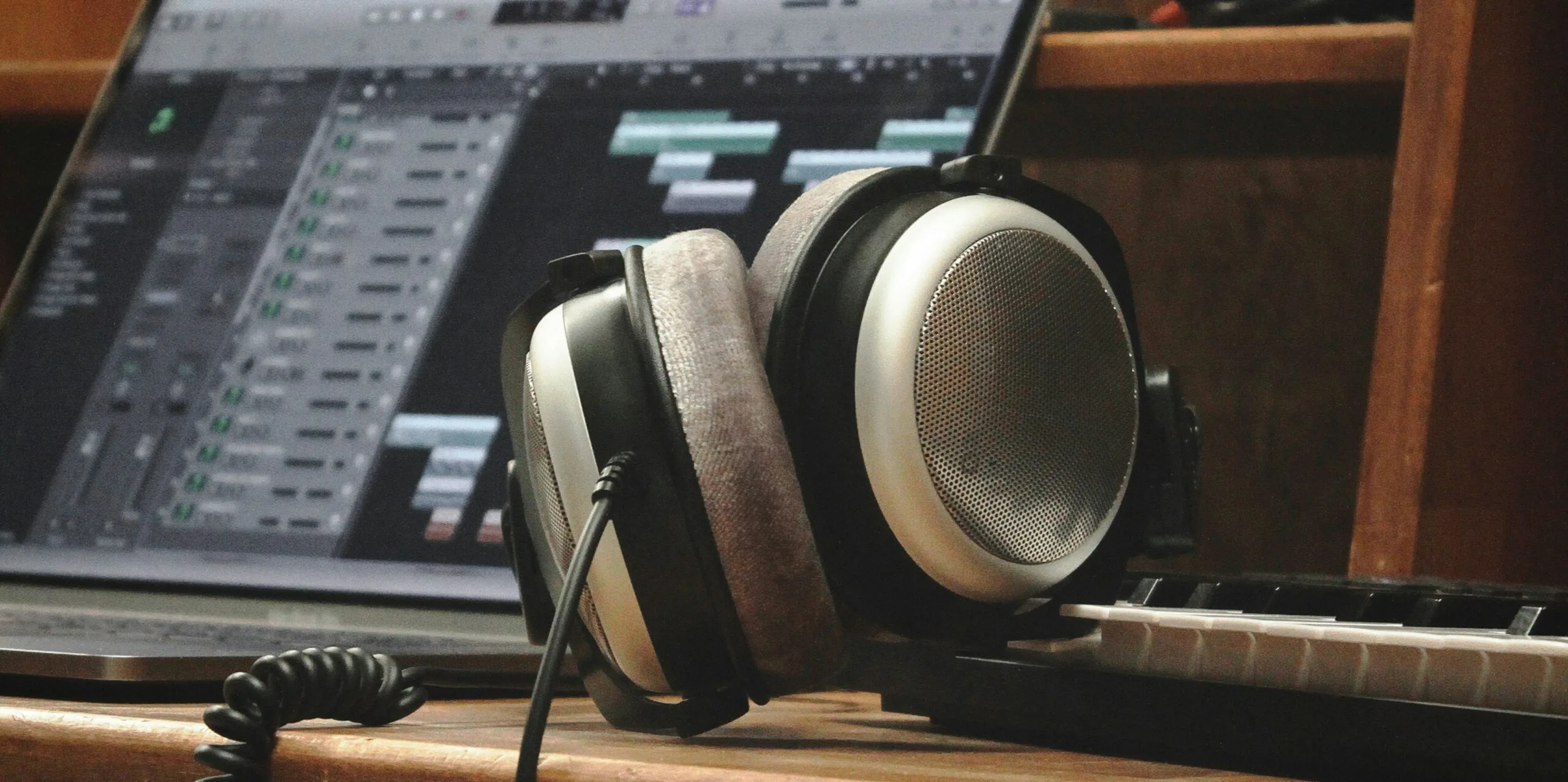 おすすめのモニターヘッドフォン特集で紹介する機材と制作環境のメイン画像