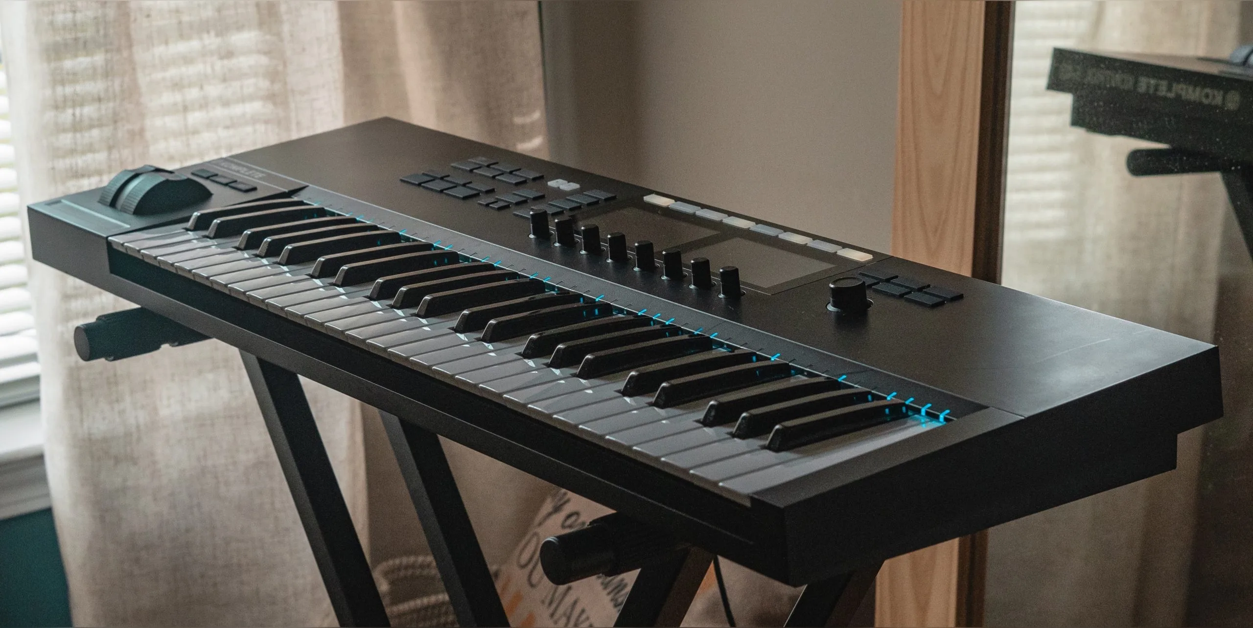 オススメMIDIキーボード特集で紹介する機材と制作環境のメイン画像